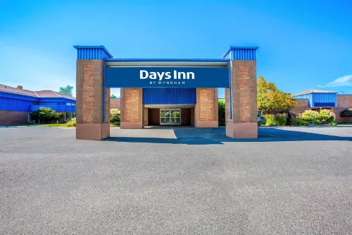 Days Inn by Wyndham Sudbury & Conference Centre - parking