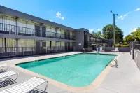 Econo Lodge Gallatin - Metro Nashville - Pools
