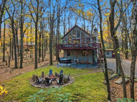 Peaceful fully renovated chalet in Lake Harmony, dog friendly!