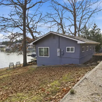 Charming & Cozy Waterfront Cabin at 21mm Near Shorty Pants