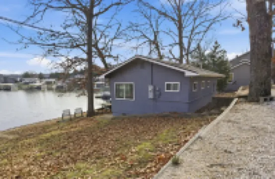 Charming & Cozy Waterfront Cabin at 21mm Near Shorty Pants