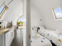 Chalet in Hertford with Lakeview Hot Tub
