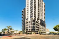 Downtown Designer Apartments by Uliv