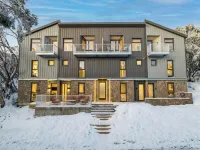 Mont Blanc Chalet –Mount Buller Chalet Walk to Lifts. Sleeps 12 Hotels near Emirates