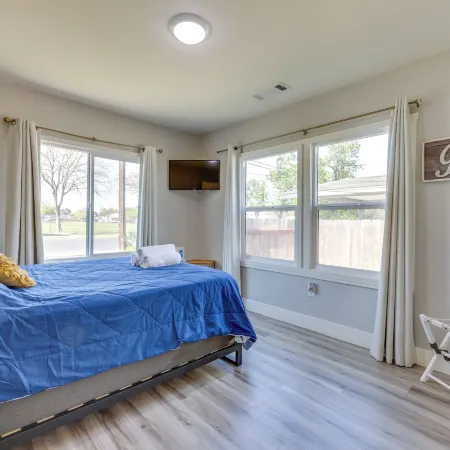 < 1 Mi to Main St Hanford! Home w/ Outdoor Space