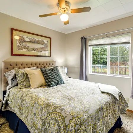 Walk to Twilight Sites! Forks Home w/ Hot Tub