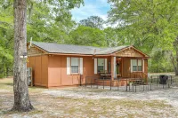 Charming Retreat on 20 Acres w/ Private Lake! - parcheggio