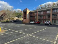 OYO Hotel Harriman Near I-40 - Parking