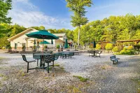 Lakefront Poconos Retreat w Hot Tub Dog Friendly