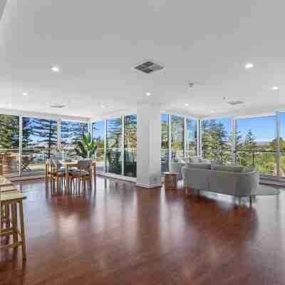 Stylish 2-bed With Terrace, 3-min Walk to Beach Others