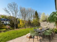 Quiet Luxury 4BR With1LR Garden Villa Hotels in 