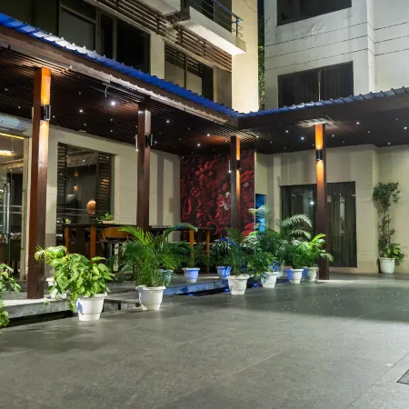Udman Hotel Panchshila Park Отели рядом с достопримечательностью «Национальный институт технологии моды»
