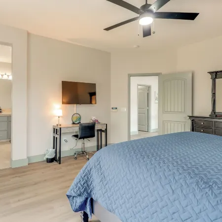 Waterfront Lake Tulloch Townhome Steps From Marina Hotels in Copperopolis