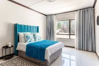 Light-Filled 2BR 2BA Spacious Apartment - Hot Tub