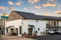 Exclusivo Inn by OYO Grand Prairie, TX - Parkplatz