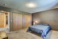Elwood Townhome w/ Patio - 7 Mi to Johnson Lake - Апартаменты