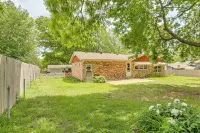 Fenced Yard & Patio! Shawnee Getaway 2 Mi to Dtwn - Wifi