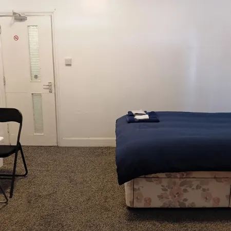 Studio Sleeps 2 Near Priory Woods