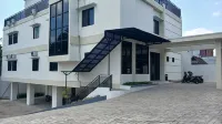 The Loein Hotel Purwokerto - parking