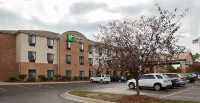 Holiday Inn Express & Suites CANTON by IHG - parking
