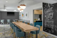 TownePlace Suites Joplin - parkir
