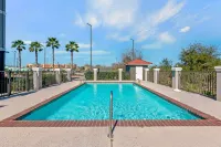 La Quinta Inn & Suites by Wyndham Winnie - Pools