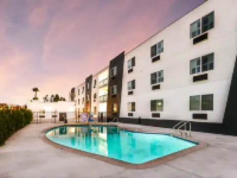 โรงแรมฮอลลีวูดอินน์สวีทส์ โรงแรมในกาดินา