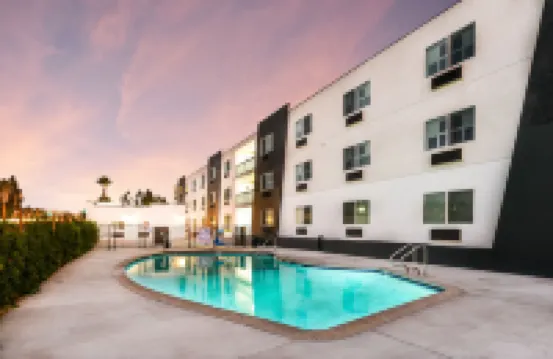 โรงแรมฮอลลีวูดอินน์สวีทส์