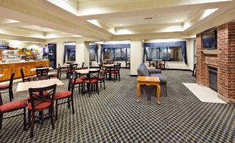 Holiday Inn Express & Suites Lancaster