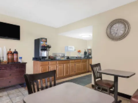 Travelodge by Wyndham Lima Oh Hotels in Lima