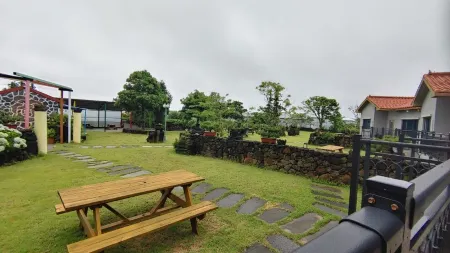 Jeju Sandeul Pension Отели рядом с достопримечательностью «Dolgeobugi Suseok Bakmulkwan»