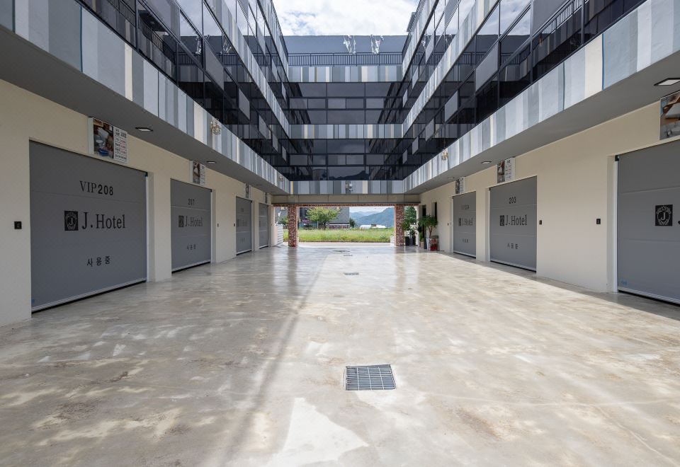 제이호텔의 쾌적한 객실 내부 사진