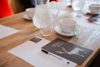 เดอะไวท์ฮาร์ท, โอเวอร์ตัน