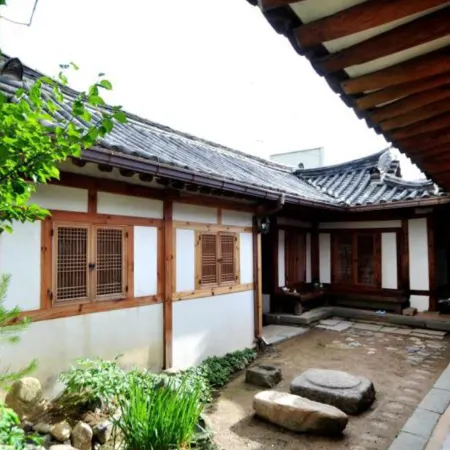 Gallery Jin Hanok Guesthouse Отели рядом с достопримечательностью «Галерея «Хонджасу»»