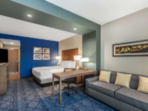 La Quinta Inn & Suites by Wyndham Kansas City Beacon Hill Hotels in Kansas City