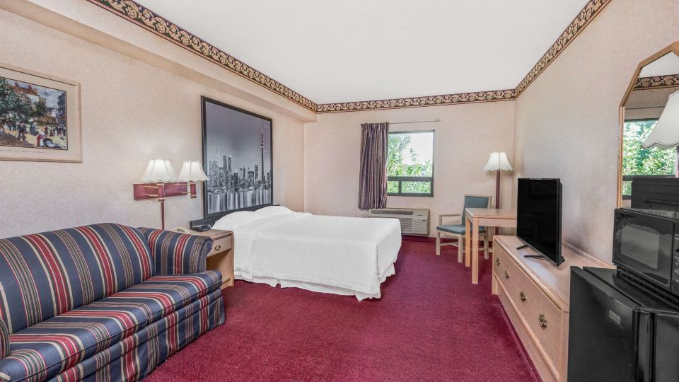 Super 8 by Wyndham Ambassador Bridge Windsor on