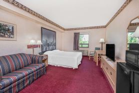 Super 8 by Wyndham Ambassador Bridge Windsor on