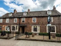 The Admiral Hornblower Hotel dekat Barnsdale Gardens