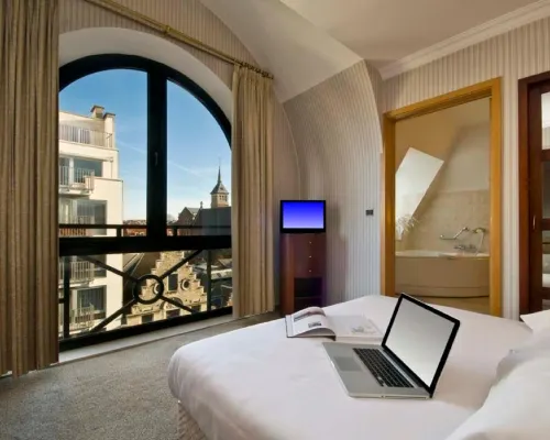 بي أبارت هوتل أمبيوريكس Hotels near ساحة أمبيوريكس