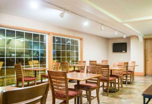 윈게이트 호텔의 실내 수영장 또는 조식 장면