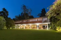 Kings Pavilion Luxury Hotel Hotels in Канді