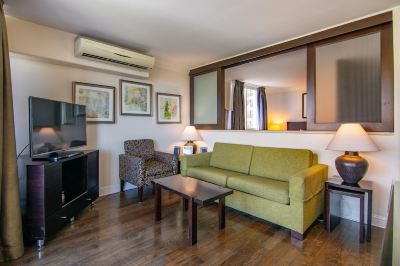 パーシャルオーシャンビュールーム(ベッドルーム2室)(バス1室) リージェンシー オン ビーチウォーク ワイキキ by アウトリガーの写真