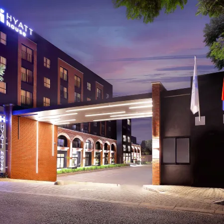Hyatt House Johannesburg Rosebank Отели рядом с достопримечательностью «Торговый центр Killarney»