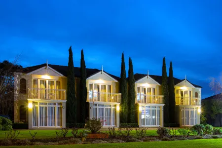 Best Western Colonial Village Motel Отели рядом с достопримечательностью «Уоррнамбул»