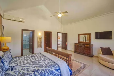 Large Golf View Villa with Pool Jacuzzi and Staff