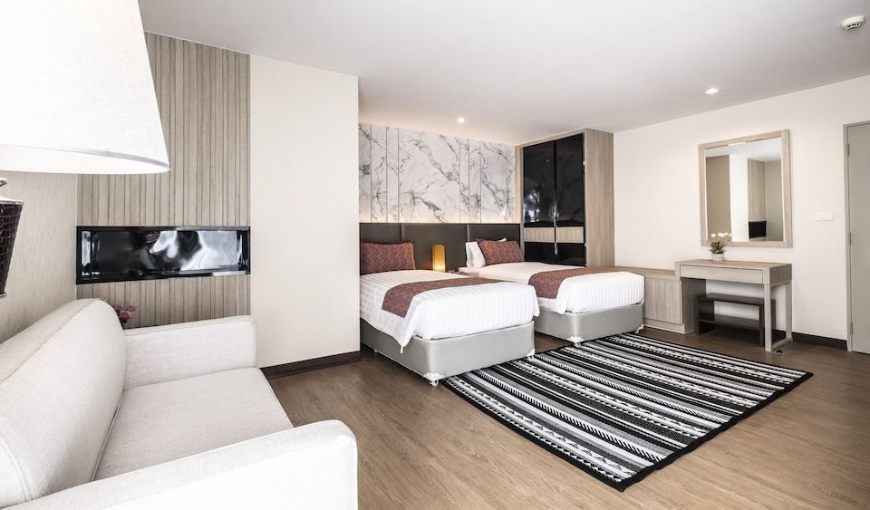 신수만 에어포트 스위트 호텔의 야외 수영장 이미지