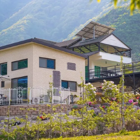 Danyang Wild Flower Garden Pension Отели в г. Танян