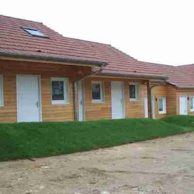 Logis Hôtel le Richevaux Rest. le Romain Hotel Exterior