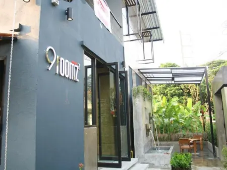 9Roomz Hotel Отели рядом с достопримечательностью «Wat Saraphi»