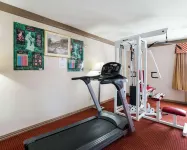 Days Inn by Wyndham Rosenberg - Gym